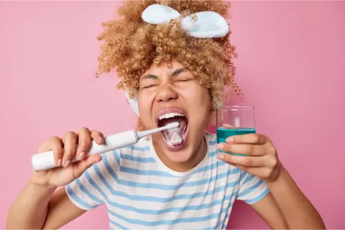 Sarro en los dientes: Cómo combatirlo y mantener una sonrisa saludable 3 Clínica Dental en Molina de Segura limpieza de lengua